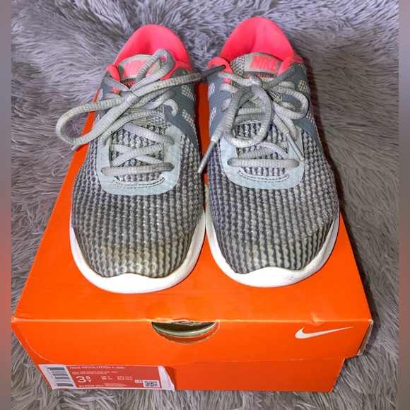 Nike Revolution 4 Girls Running Shoes sz 3.5Y Gray & Pink(bright salmon) w/ box - Picture 2 of 11